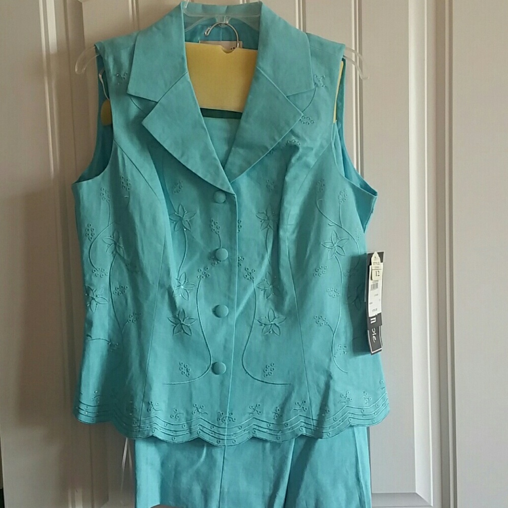 Teal linen slacks and matching top